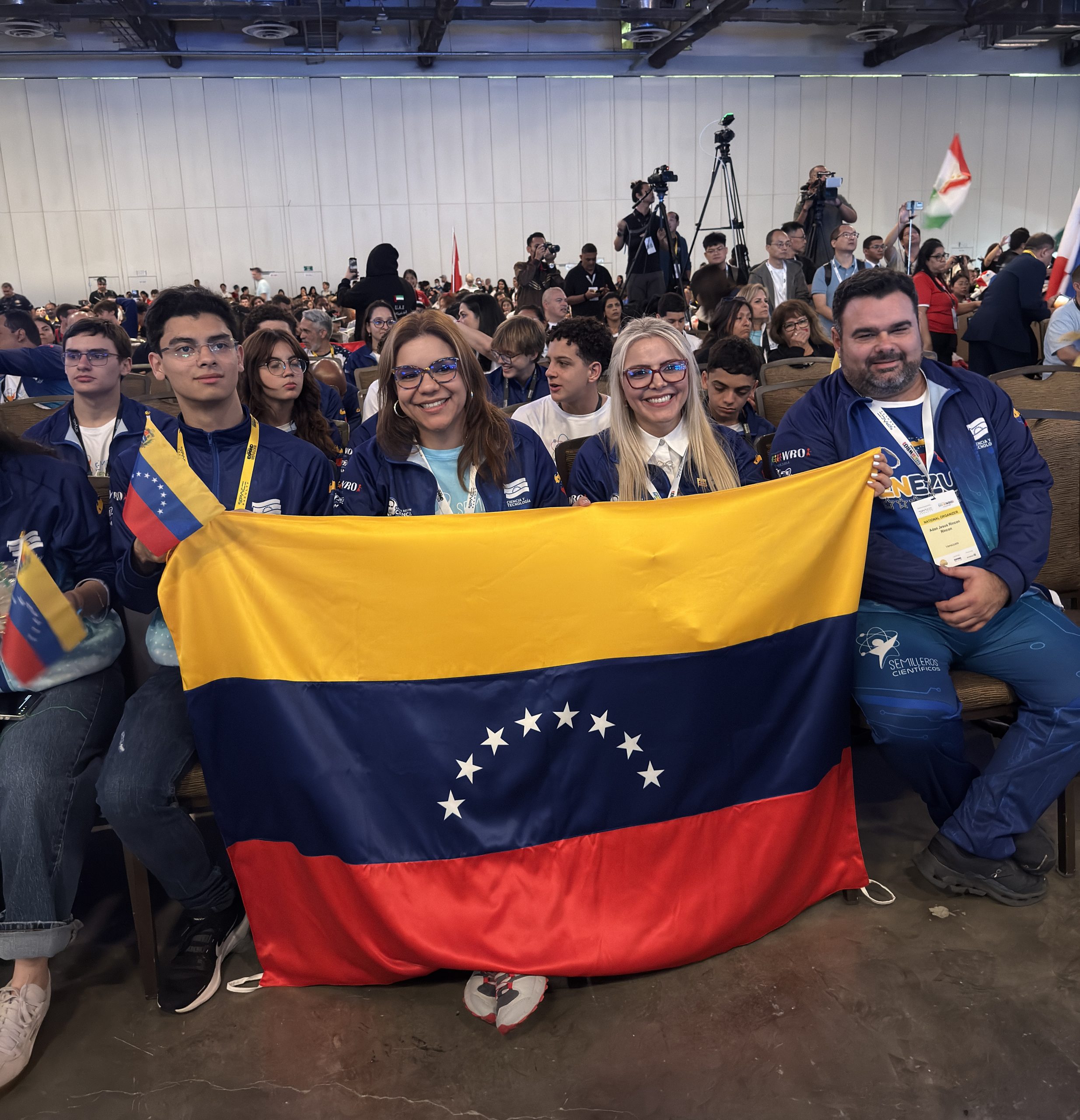 Juventud venezolana destaca con brillante participación en el World Robot Olympiad Singapore 2025