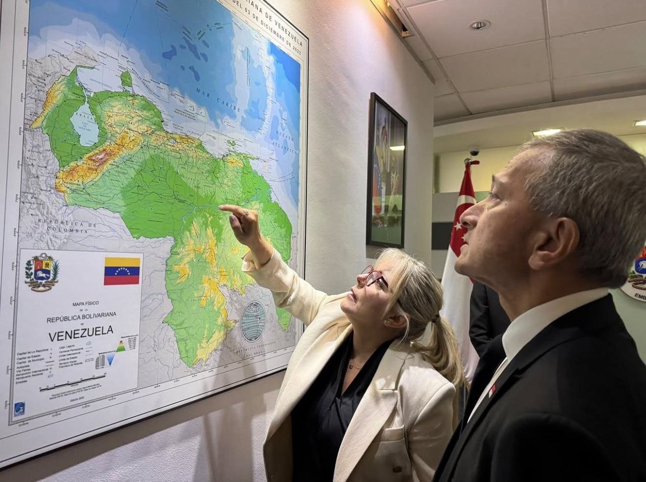 Ministro de Relaciones Exteriores de Singapur firma libro de condolencias por víctimas de sismos en Venezuela